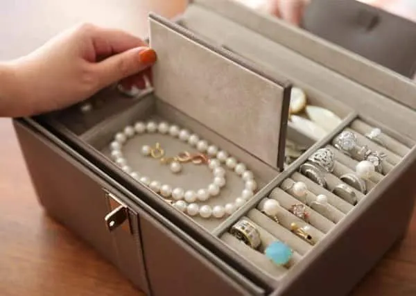 ست کردن اکسسوری جواهرات با لباس