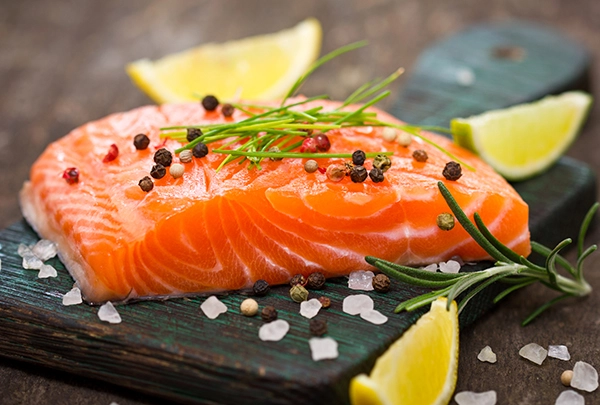 تغذیه‌های مناسب عضله‌سازی - ماهی تن - ماهی سالمون - ماهی قزل الا