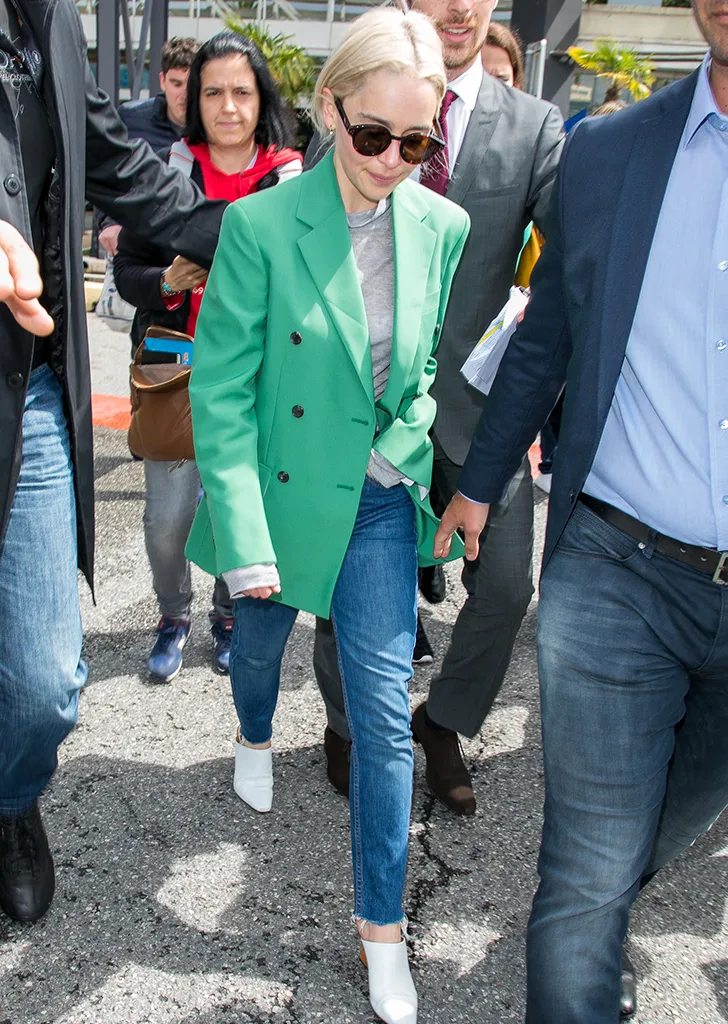 استایل امیلیا کلارک با بلیزر رنگارنگ، تیشرت و شلوار جین